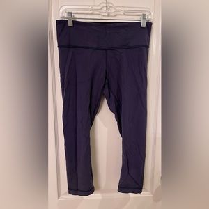 Good condition, gently worn reversible Lululemon size 8 crop.